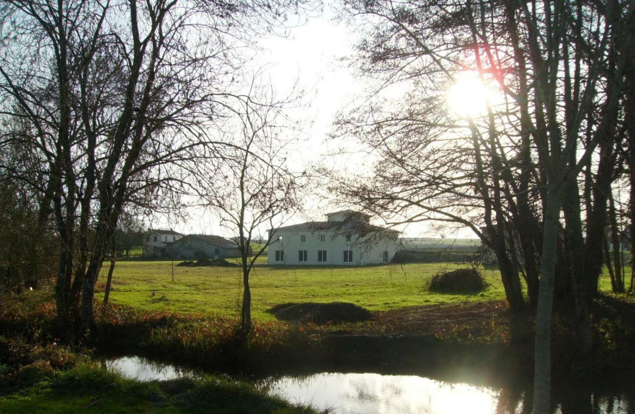 Au Pied Du Lariat Bed & Breakfast Leoville Exterior photo